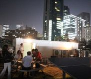 ビル屋上では新宿の夜景を観ながらテントサウナやBBQなどレクリエーションも可能