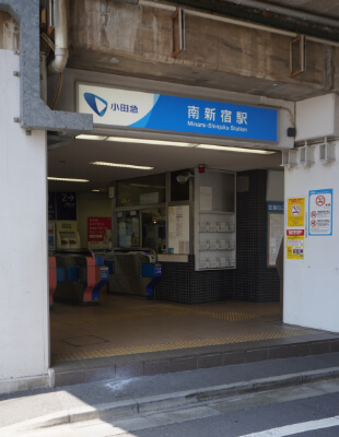 南新宿駅から徒歩1分の立地